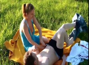 С чужим мужиком жена на природе занимается сексом